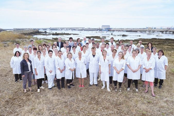 La famille Furic et ses employé.e.s de l'usine de Penmarc'h