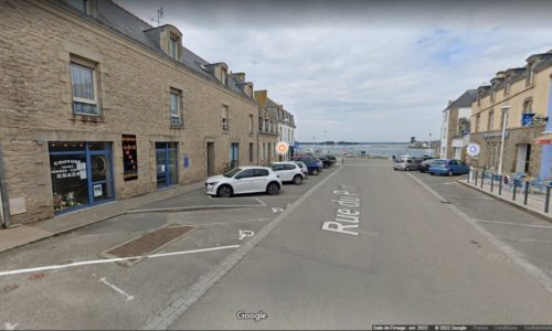 Disabled parking space at the top of the rue du port de Loctudy